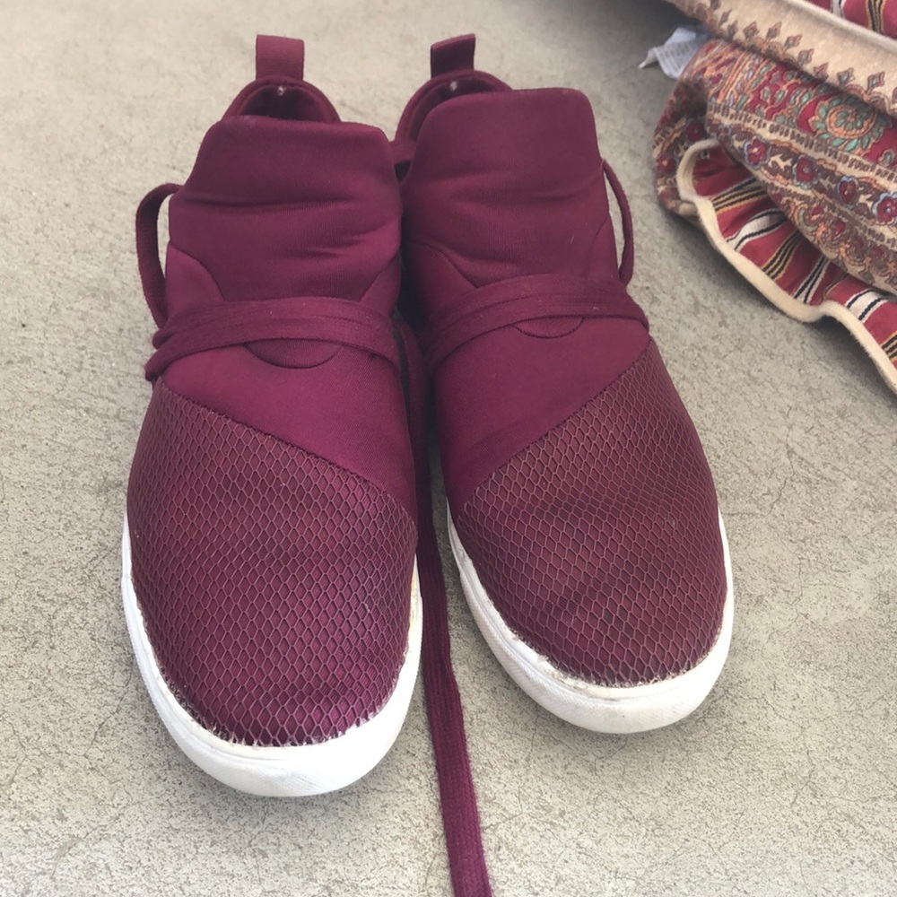 Athletic shoes